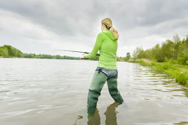 池で漁をしている女性は — ストック写真