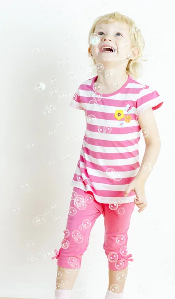 Kleines Mädchen mit Blasen — Stockfoto