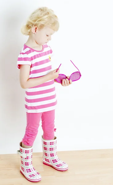 Bambina con occhiali alla moda — Foto Stock