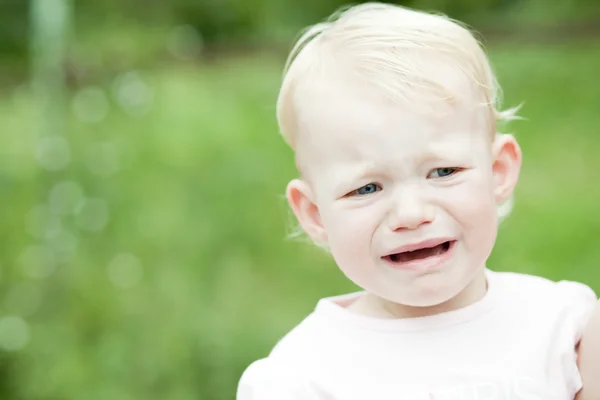 Portret van huilend klein meisje — Stockfoto