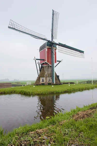 Moinho de vento perto de Hazerswoude-Rijndijk, Países Baixos — Fotografia de Stock