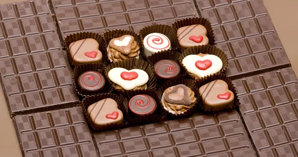 Шоколадні батончики з шоколадними цукерками — стокове фото