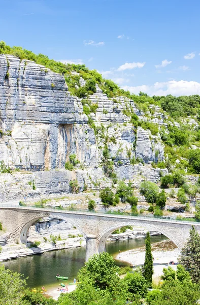 Puente en Balazuc, Ródano-Alpes, Francia — Foto de Stock