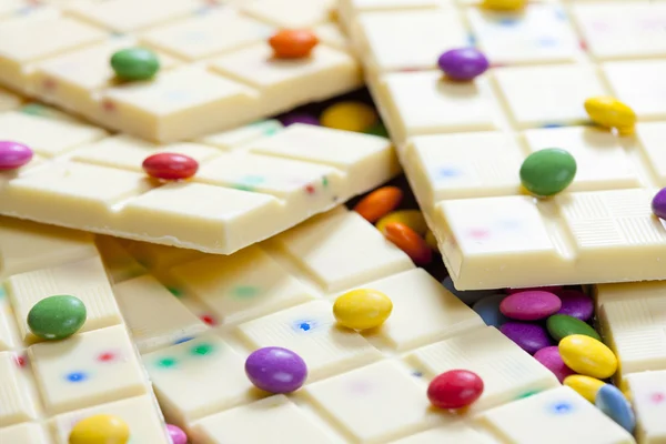 Stilleven van witte chocolade met smarties — Stockfoto