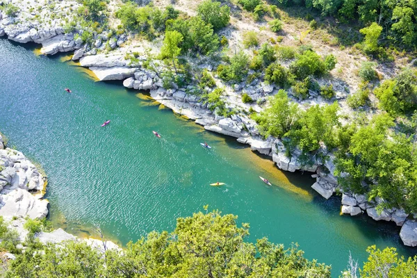 Kayaks dans les gorges d'Ardèche, Rhône-Alpes, France — Photo
