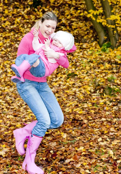 Matka s dcerou v podzimní přírodě — Stock fotografie