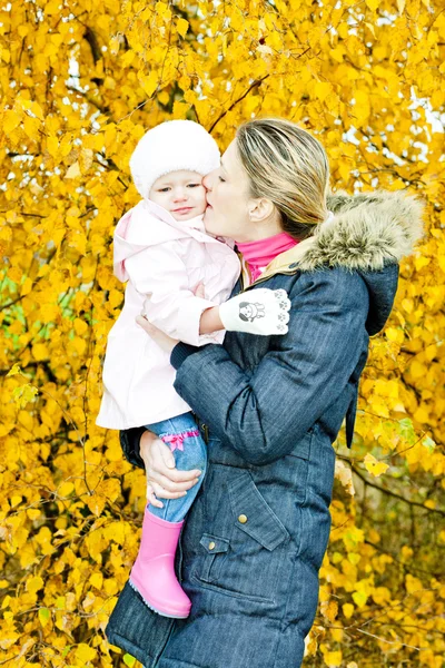 Portrait of woman with toddler in autumnal nature — Stock Photo, Image