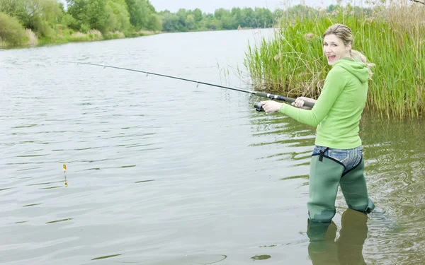 池で漁をしている女性は — ストック写真