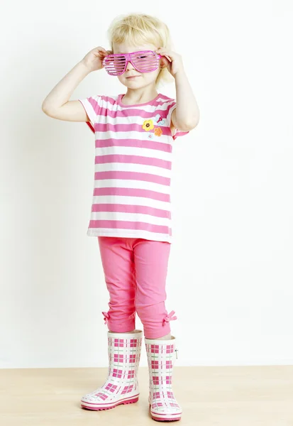 Bambina con occhiali alla moda — Foto Stock