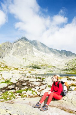 kadın backpacker yüksek tatras