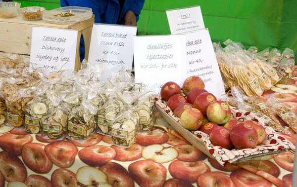 苹果，在挪威卑尔根举行的街头市场 — 图库照片
