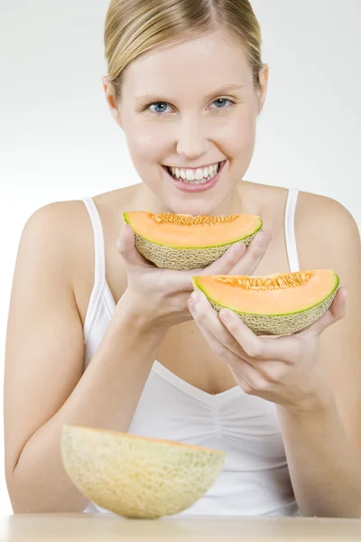 Vrouw met meloen — Stockfoto