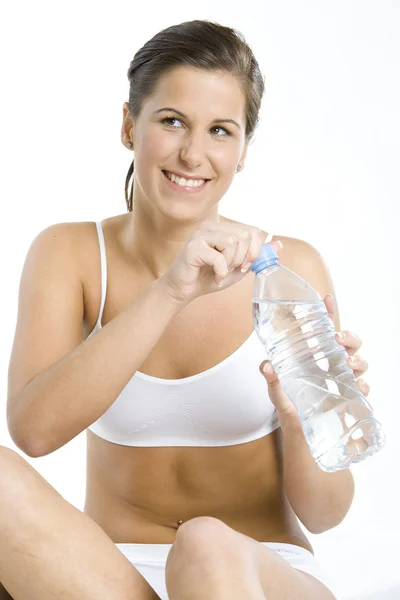 Portrét Sedící žena s lahví vody — Stock fotografie