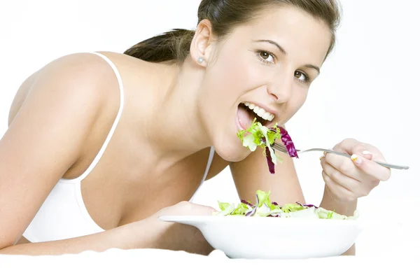 Mulher comendo salada — Fotografia de Stock