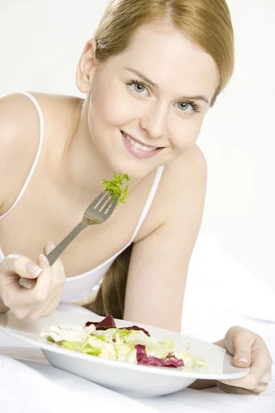 샐러드를 먹는 여자 — 스톡 사진