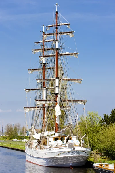 Statek w kanał, Holandia — Zdjęcie stockowe