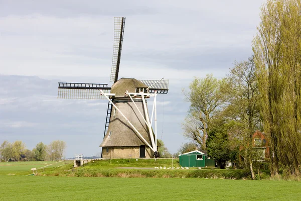 Moinho de vento perto de Broeksterwoude — Fotografia de Stock