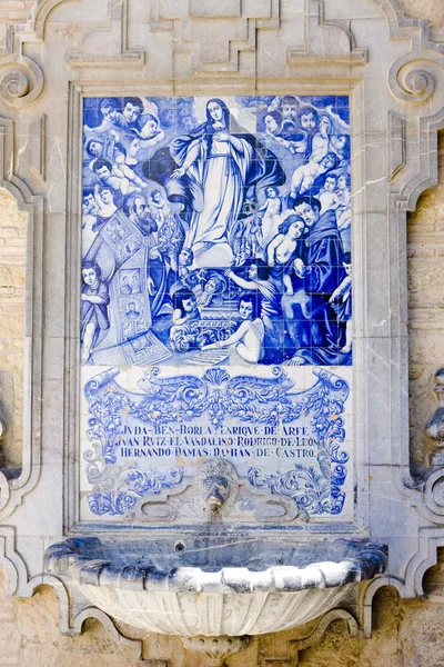 Pintura em azulejo com fonte, Córdoba, Andaluzia, Espanha — Fotografia de Stock