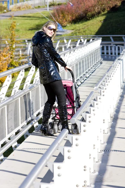 Женщина с коляской на прогулке — стоковое фото