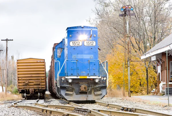 Vlak s motorová lokomotiva — Stock fotografie