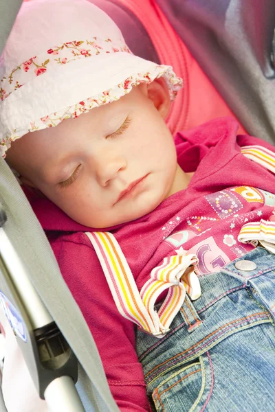 Сплячий малюк у колясці — стокове фото