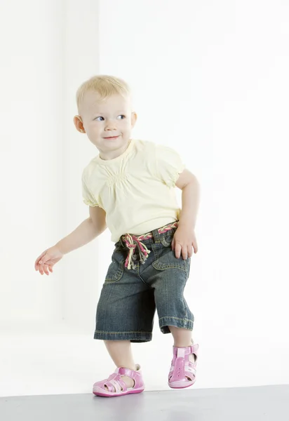 Ayakta yürümeye başlayan çocuk — Stok fotoğraf