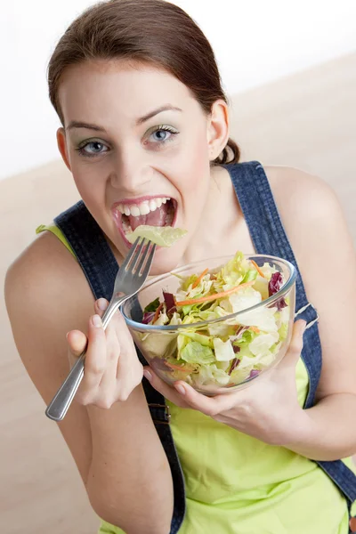 Γυναίκα τρώει σαλάτα — Φωτογραφία Αρχείου