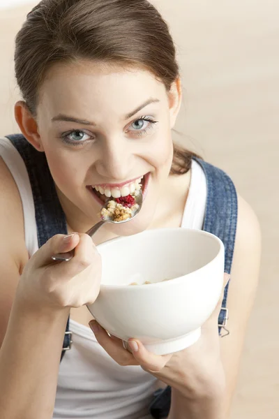 Donna che mangia cereali Foto Stock