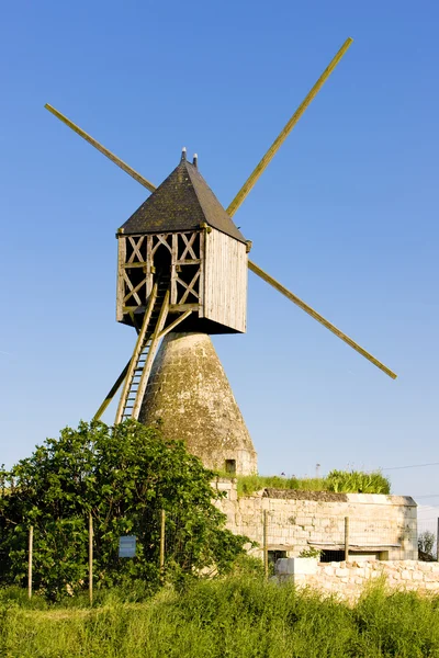 Mulino a vento vicino Montsoreau — Foto Stock