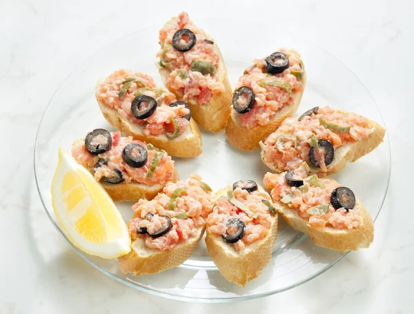 Tartare de saumon aux câpres et olives noires — Photo