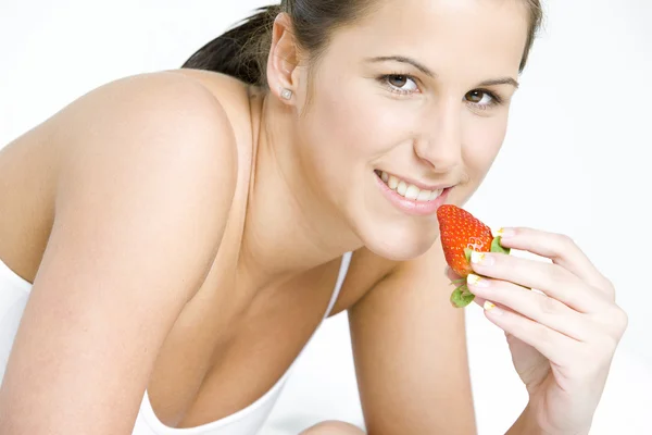 Kvinna med en jordgubbe — Stockfoto