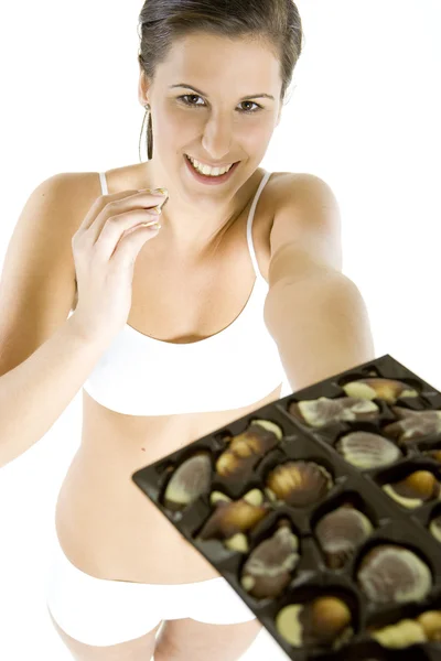 Жінка тримає шоколадну коробку — стокове фото
