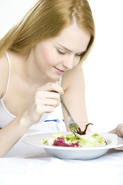 Mujer comiendo ensalada — Foto de Stock