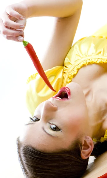 Vrouw met chili — Stockfoto