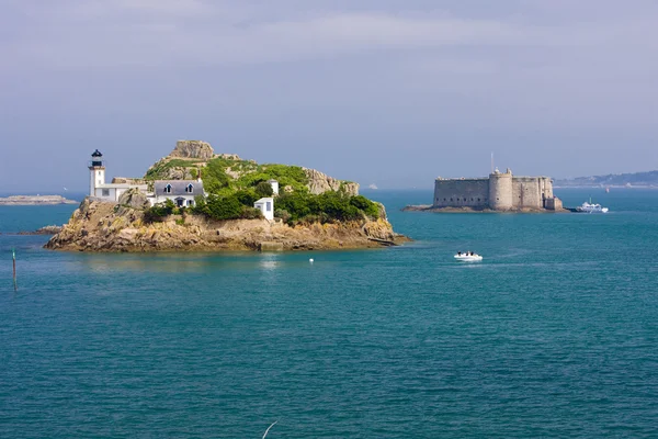 Latarnia morska i chateau du taureau — Zdjęcie stockowe