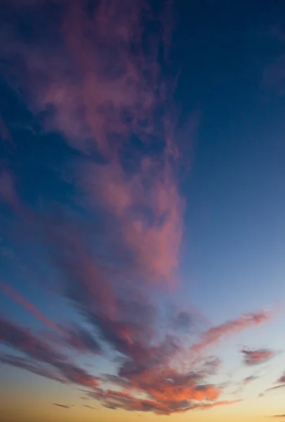 Nubes durante la puesta del sol — Foto de Stock