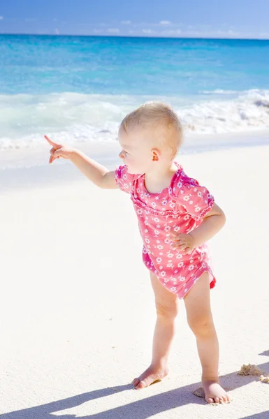 Kumsalda yeni yürümeye başlayan çocuk — Stok fotoğraf