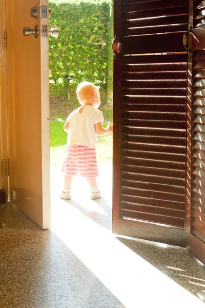 Bambino in piedi in porte — Foto Stock