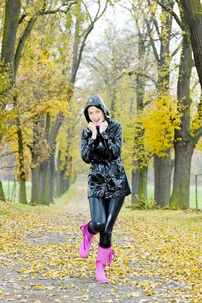 Sonbahar sokak kadını — Stok fotoğraf