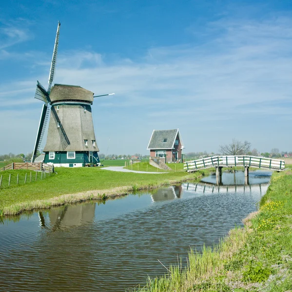 Moinho de vento perto de Alkmaar, Países Baixos — Fotografia de Stock