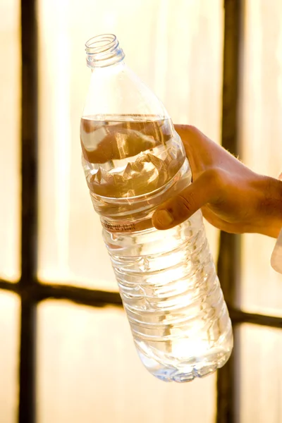 Ember üzem üveg víz — Stock Fotó