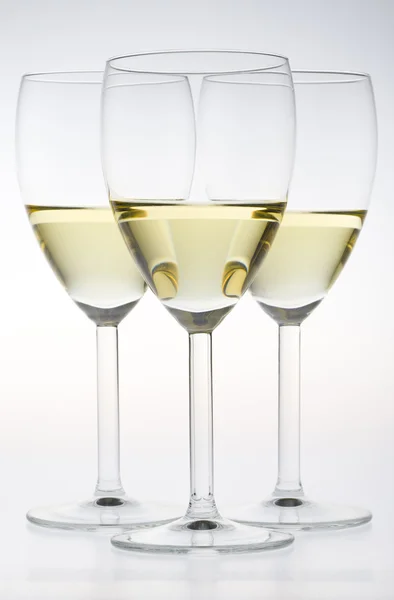Vinné sklenice s bílým vínem — Stock fotografie