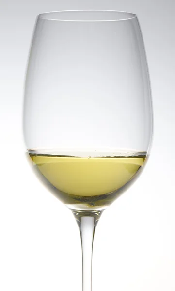 Ποτήρι κρασιού με λευκό κρασί — Φωτογραφία Αρχείου