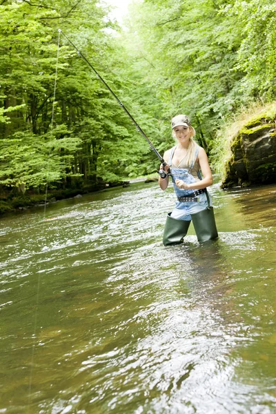 Риболовля жінка — стокове фото