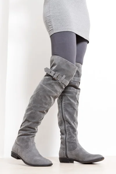 ファッショナブルな灰色のブーツ — ストック写真