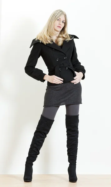 Femme debout portant des bottes noires à la mode — Photo