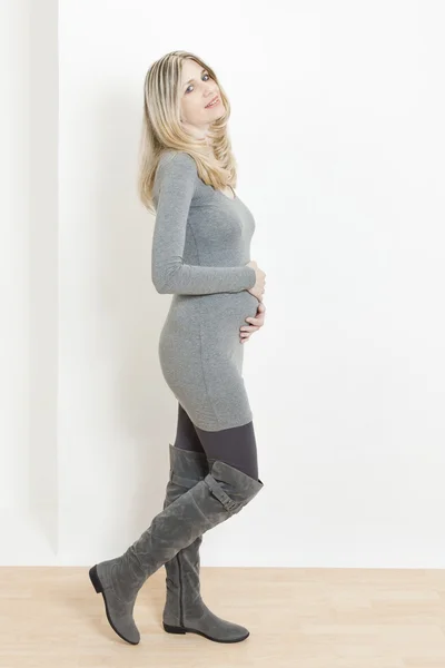Mujer embarazada de pie — Foto de Stock