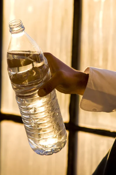 Homem segurando garrafa de água — Fotografia de Stock