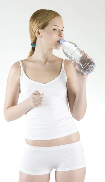 带瓶水的女人 — 图库照片