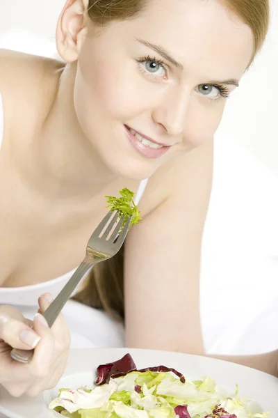 Donna che mangia insalata — Foto Stock